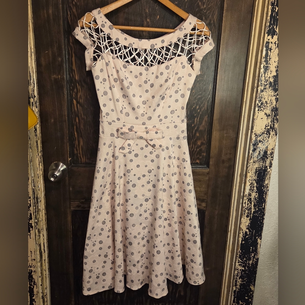 Tatyana 'Alika' Pale Pink and Gray Polka Dot Vinsteusyed. Midi Dress